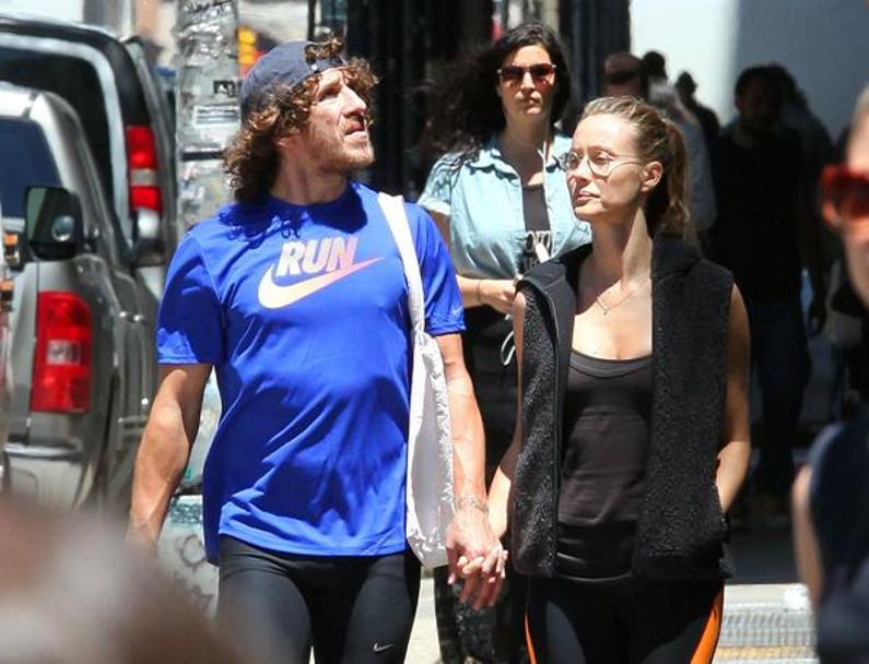 Puyol a passeggio con la fidanzata Vanessa Lorenzo. LaPresse
